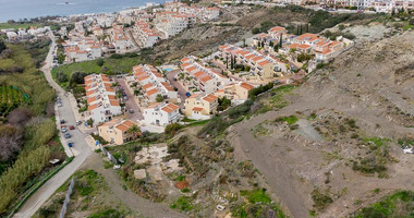 Spacious two Bedroom Apartment with Yard and Parking in Chloraka, Paphos for sale