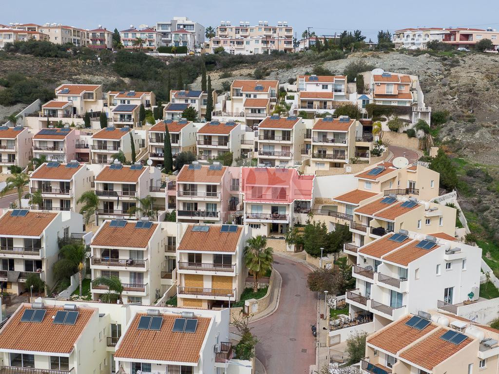 Spacious two Bedroom Apartment with Yard and Parking in Chloraka, Paphos for sale