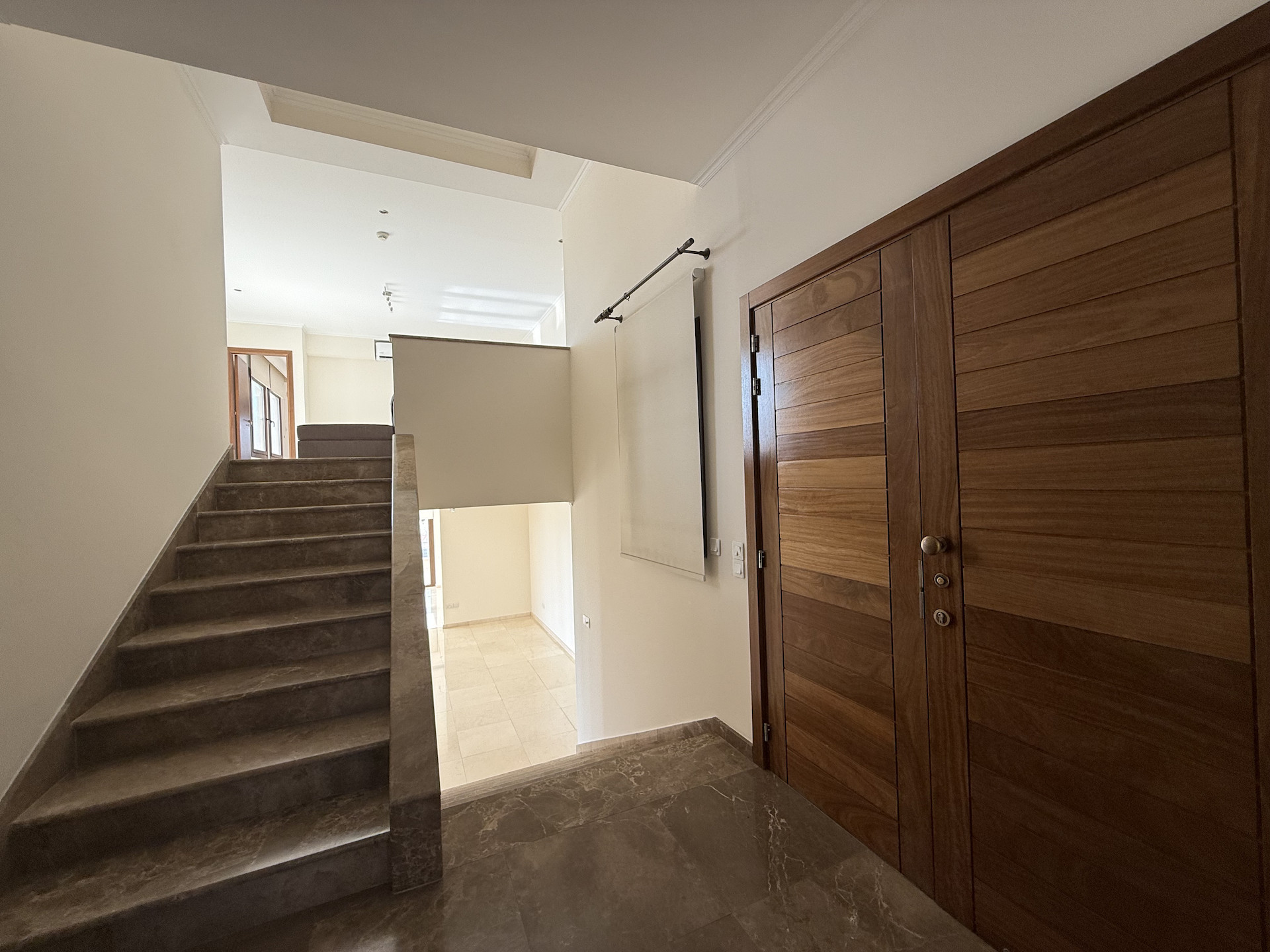 Wohnung 5 Schlafzimmer 550 m² in Koinoteta Agiou Tychona, Zypern