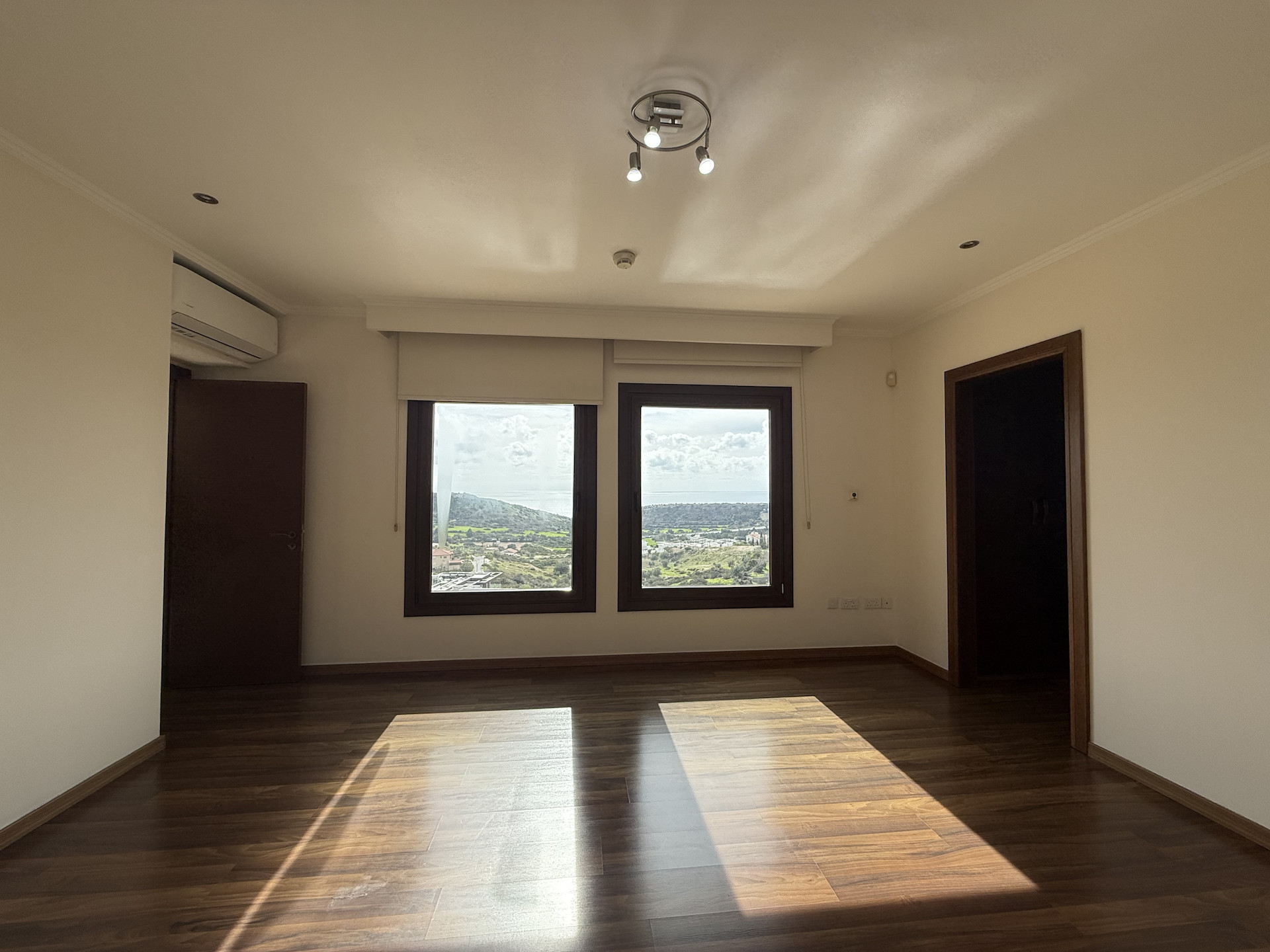 Wohnung 5 Schlafzimmer 550 m² in Koinoteta Agiou Tychona, Zypern