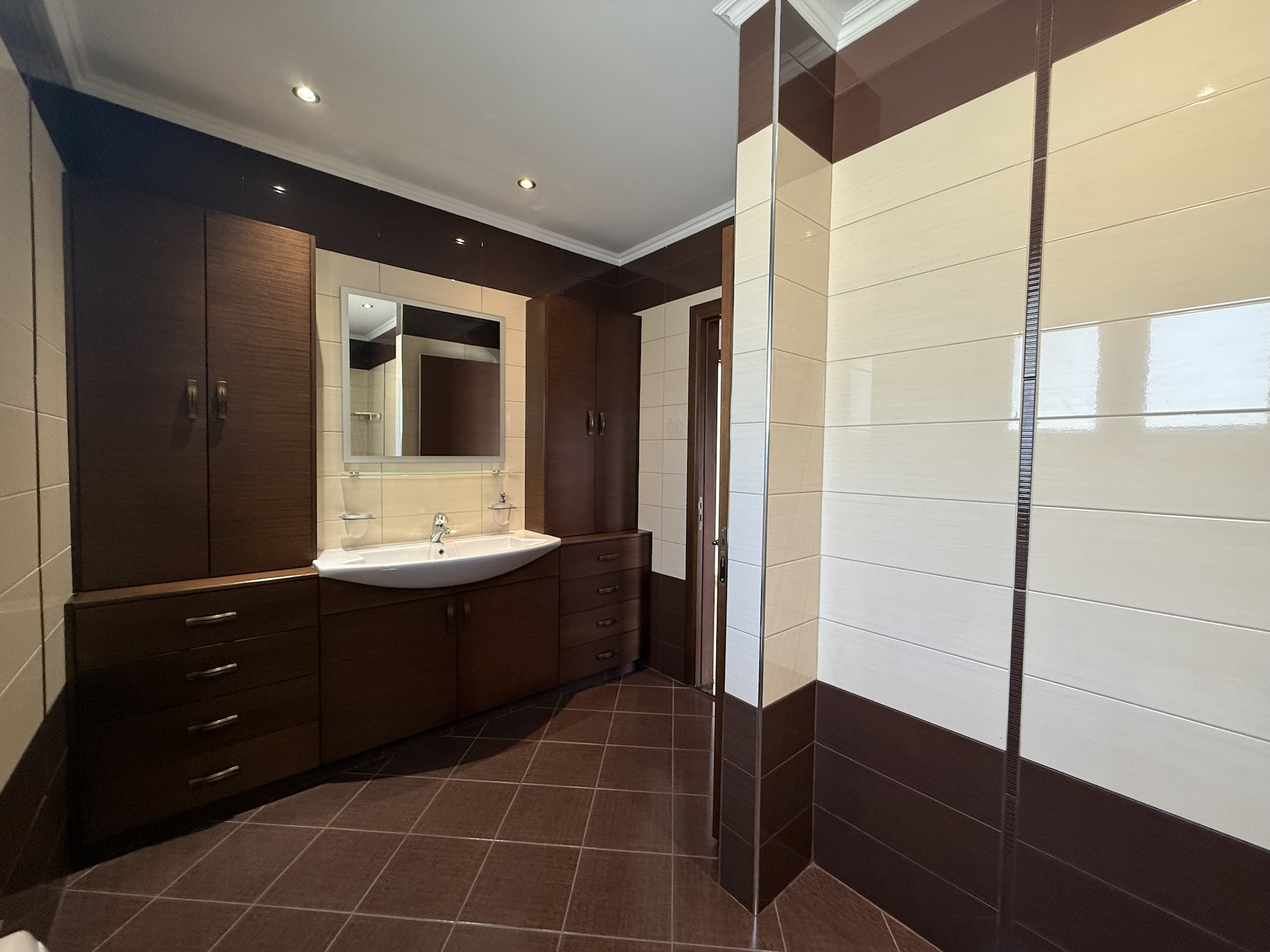 Wohnung 5 Schlafzimmer 550 m² in Koinoteta Agiou Tychona, Zypern