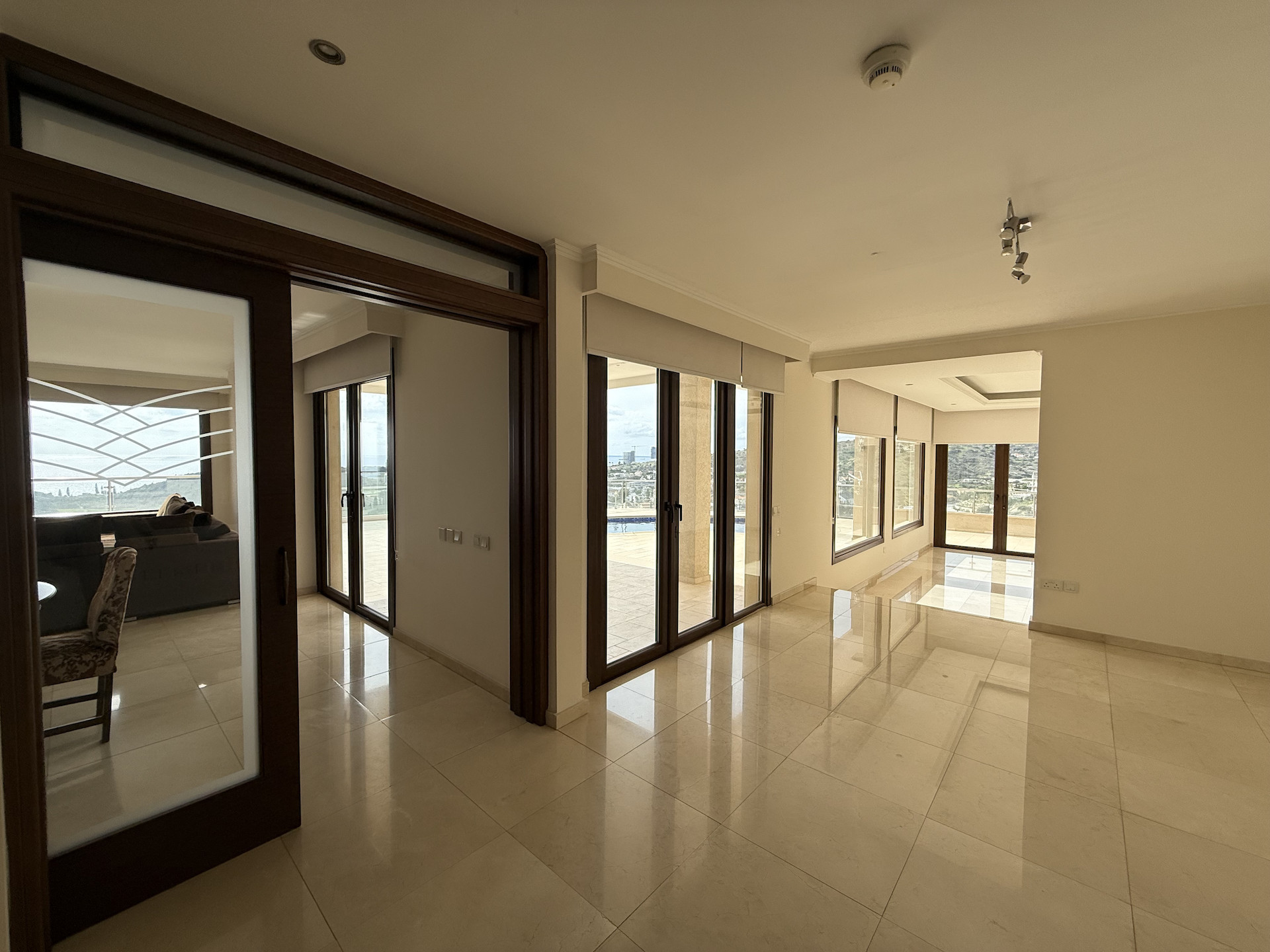 Wohnung 5 Schlafzimmer 550 m² in Koinoteta Agiou Tychona, Zypern