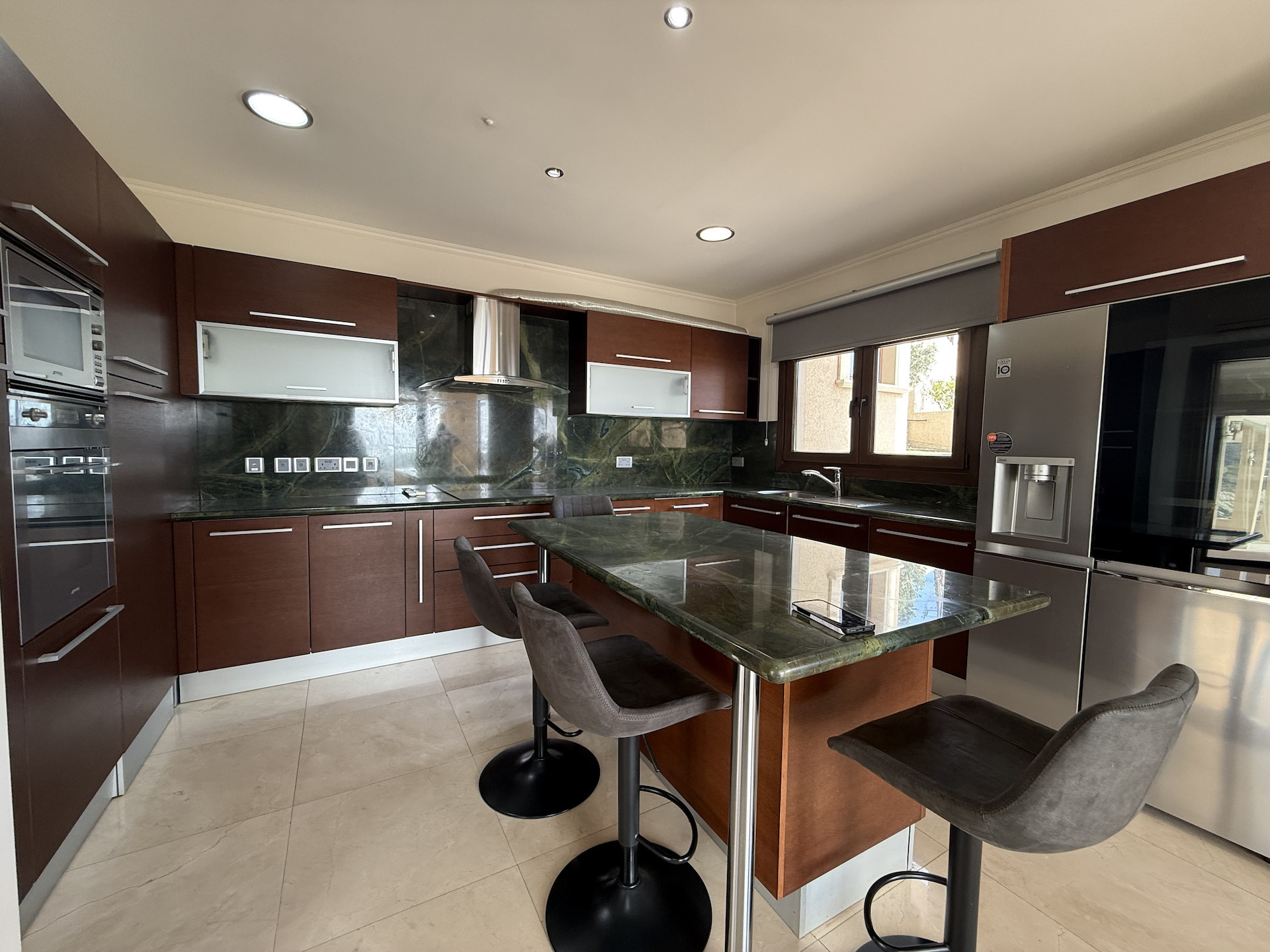 Wohnung 5 Schlafzimmer 550 m² in Koinoteta Agiou Tychona, Zypern