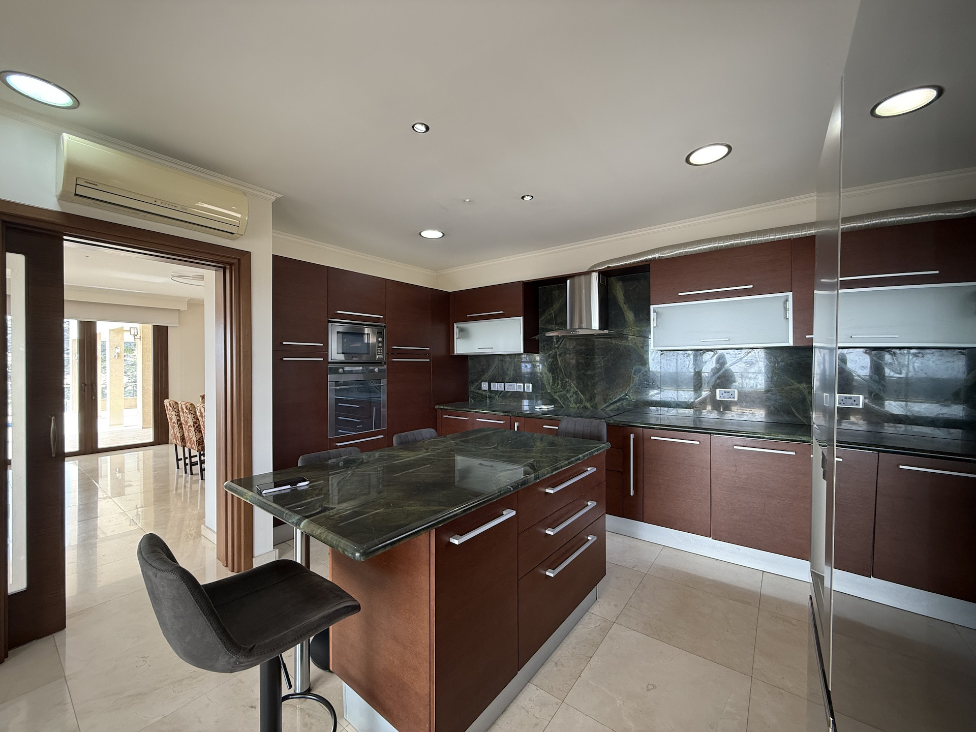 Wohnung 5 Schlafzimmer 550 m² in Koinoteta Agiou Tychona, Zypern