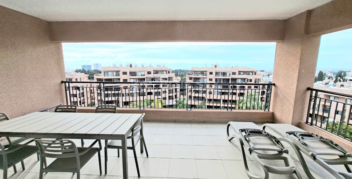 Prime Universal Top-Floor Three-Bed Apartment for sale