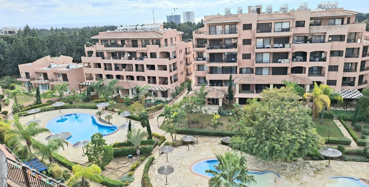 Prime Universal Top-Floor Three-Bed Apartment for sale