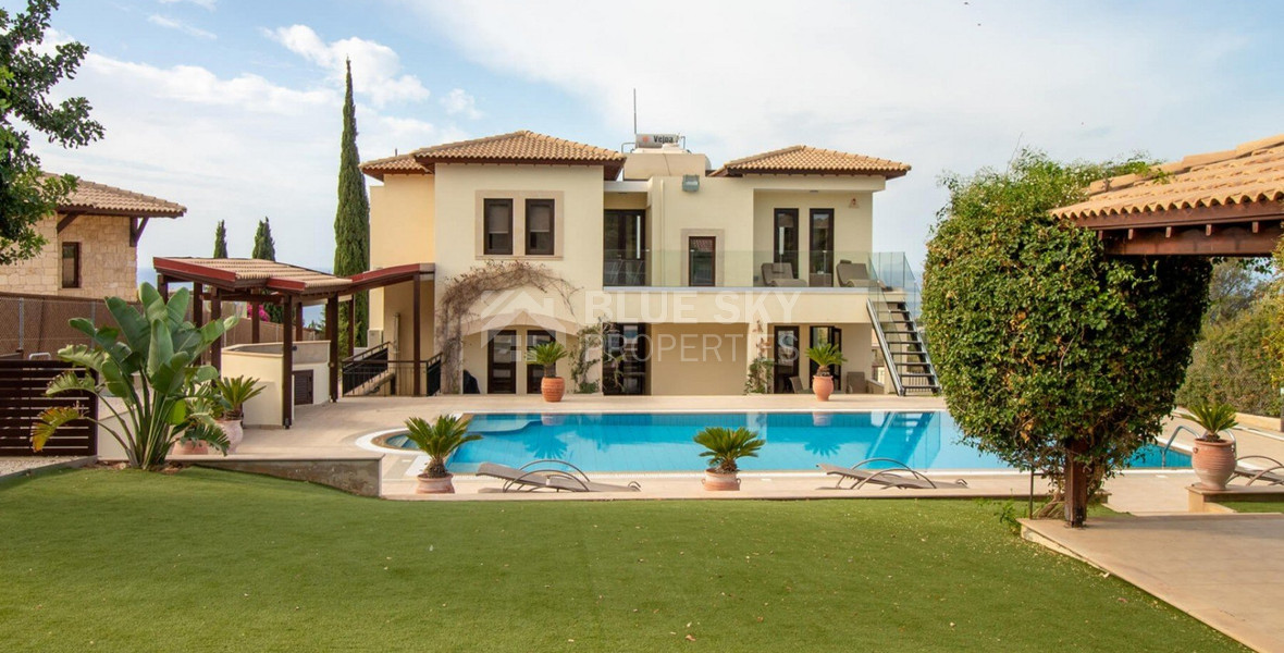 Prestigious four Bedroom Villa with Pool, Terrace Views & Exclusive Privacy