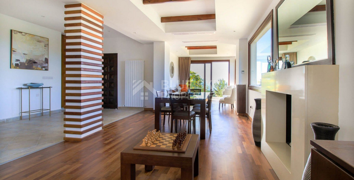 Prestigious four Bedroom Villa with Pool, Terrace Views & Exclusive Privacy