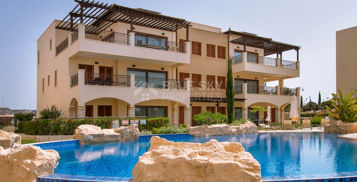 Luxury two Bedroom Top-Floor Apartment with Pool Views