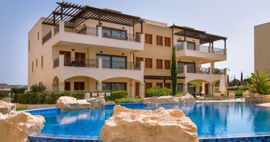 Luxury two Bedroom Top-Floor Apartment with Pool Views