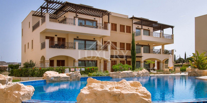 Luxury two Bedroom Top-Floor Apartment with Pool Views