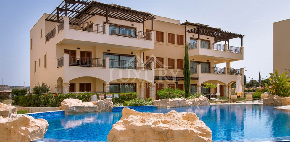 Luxury two Bedroom Top-Floor Apartment with Pool Views