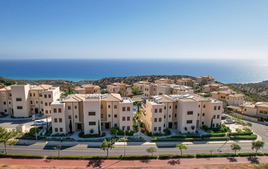 Luxury two Bedroom Top-Floor Apartment with Pool Views