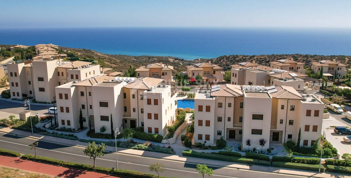 Luxury two Bedroom Top-Floor Apartment with Pool Views