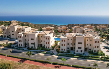 Luxury two Bedroom Top-Floor Apartment with Pool Views