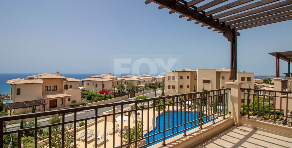Luxury two Bedroom Top-Floor Apartment with Pool Views