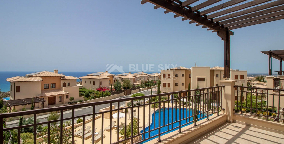 Luxury two Bedroom Top-Floor Apartment with Pool Views