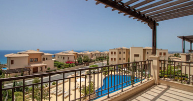 Luxury two Bedroom Top-Floor Apartment with Pool Views