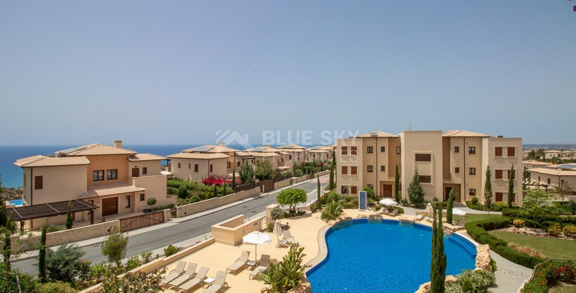 Luxury two Bedroom Top-Floor Apartment with Pool Views