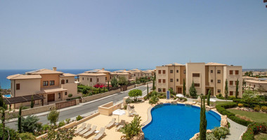 Luxury two Bedroom Top-Floor Apartment with Pool Views