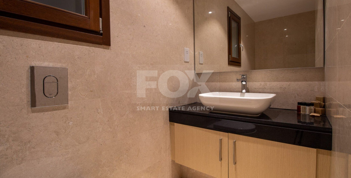 Luxury two Bedroom Top-Floor Apartment with Pool Views