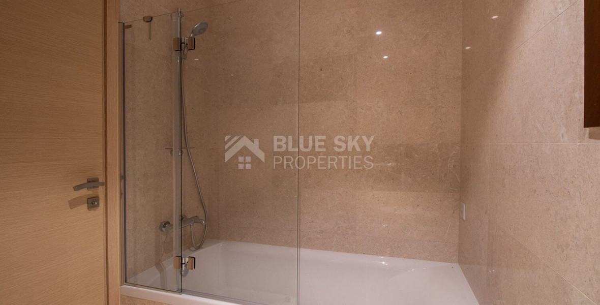 Luxury two Bedroom Top-Floor Apartment with Pool Views