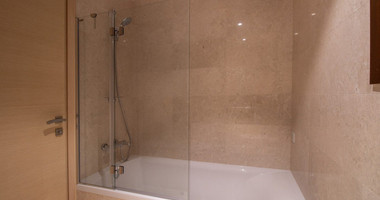 Luxury two Bedroom Top-Floor Apartment with Pool Views