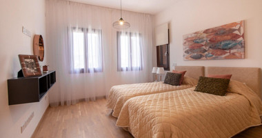 Luxury two Bedroom Top-Floor Apartment with Pool Views