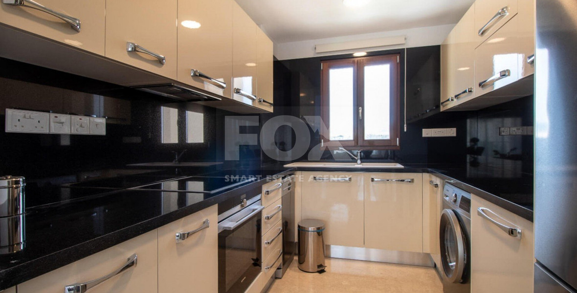 Luxury two Bedroom Top-Floor Apartment with Pool Views