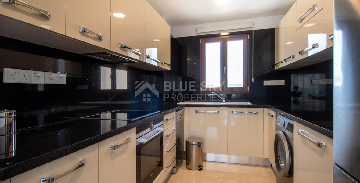 Luxury two Bedroom Top-Floor Apartment with Pool Views