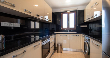 Luxury two Bedroom Top-Floor Apartment with Pool Views