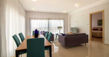 Luxury two Bedroom Top-Floor Apartment with Pool Views