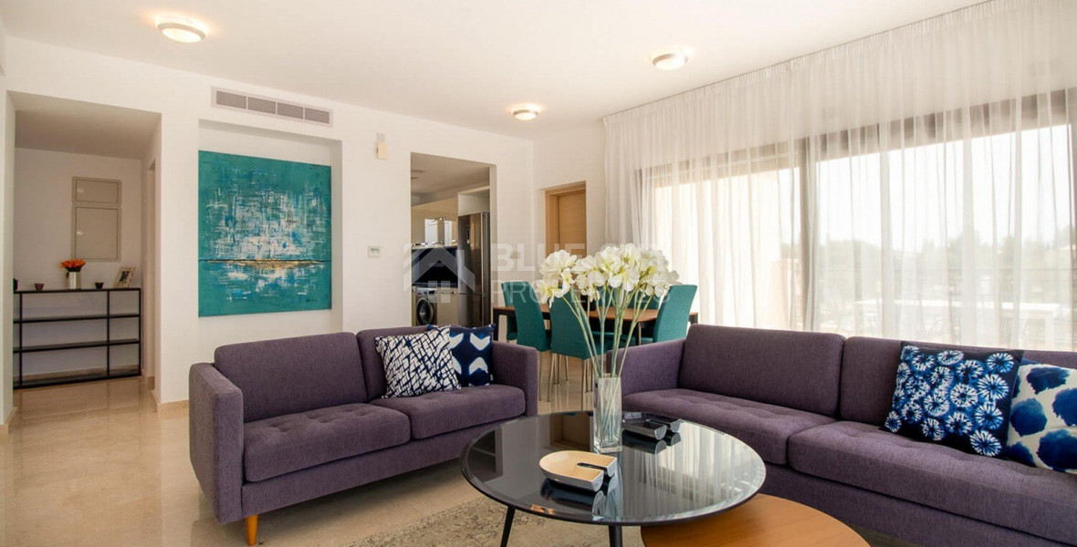 Luxury two Bedroom Top-Floor Apartment with Pool Views