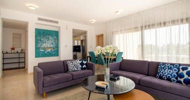 Luxury two Bedroom Top-Floor Apartment with Pool Views