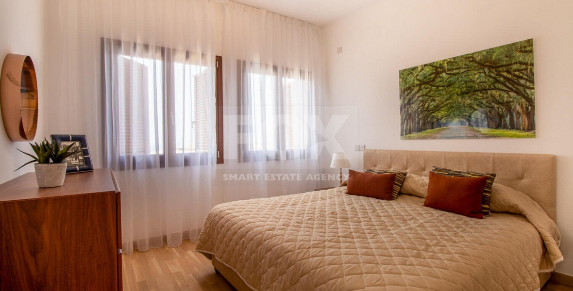 Luxury two Bedroom Top-Floor Apartment with Pool Views