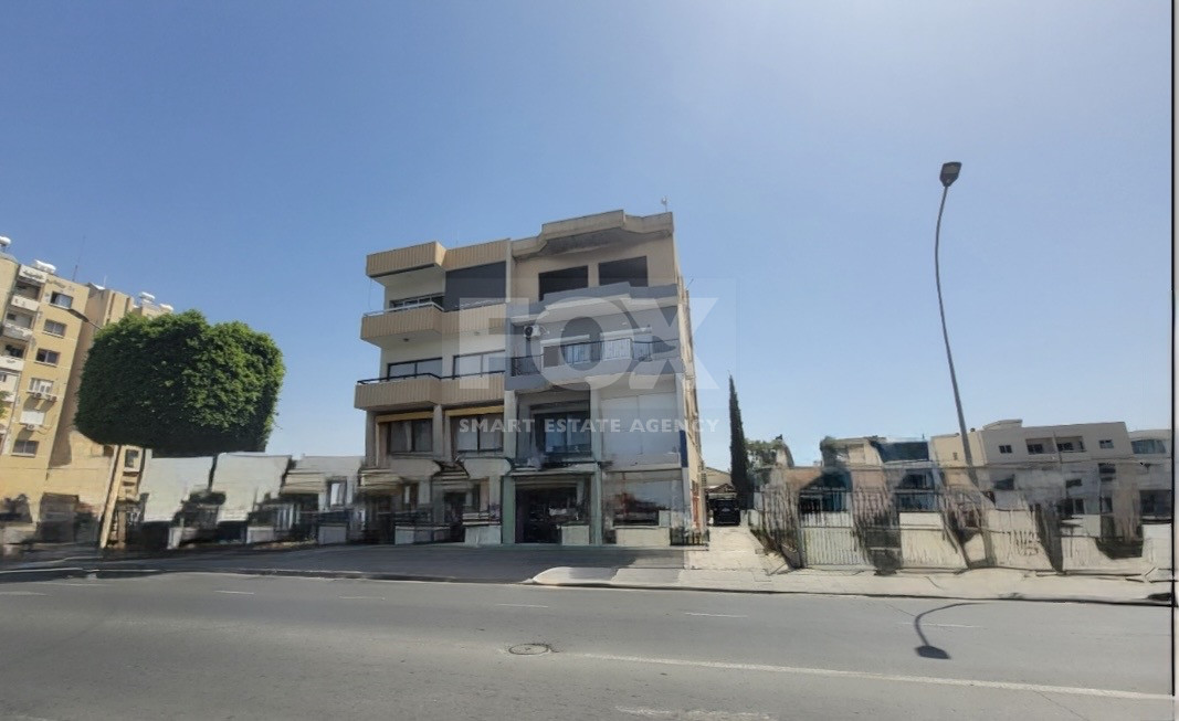 SALE: INVESTMENT OPPORTUNITY- BUILDING  ON COMMERCIAL AVENUE WITH SHOPS AND APARTMENTS