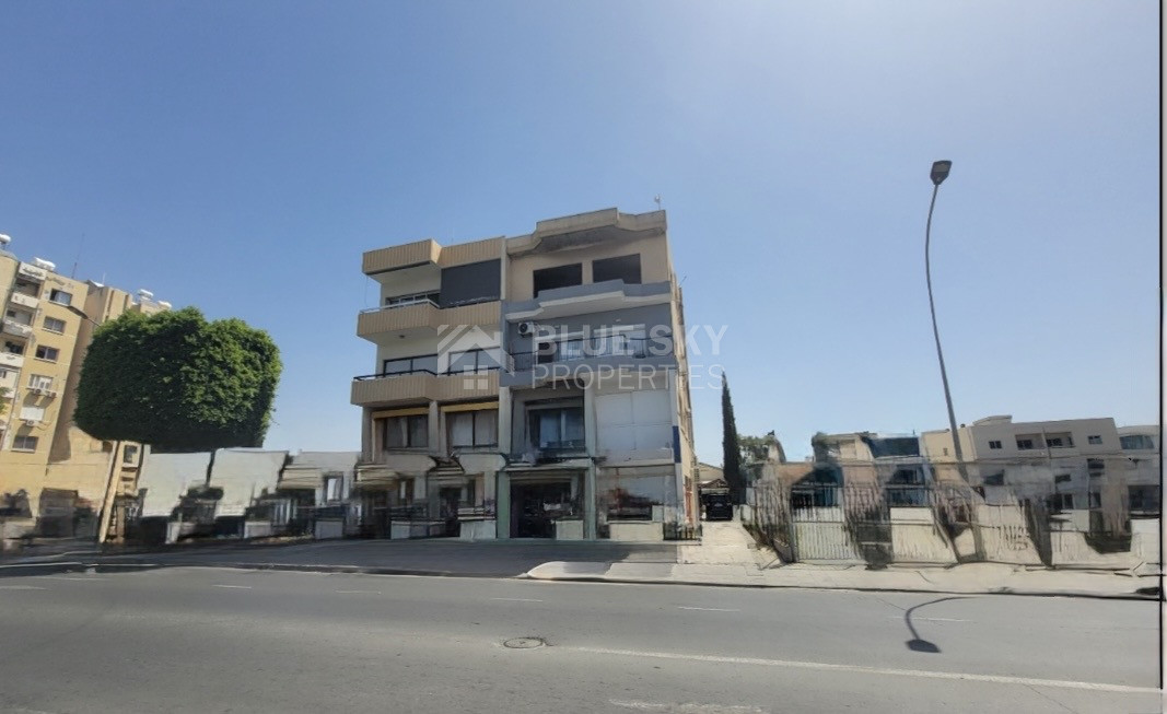 SALE: INVESTMENT OPPORTUNITY- BUILDING  ON COMMERCIAL AVENUE WITH SHOPS AND APARTMENTS