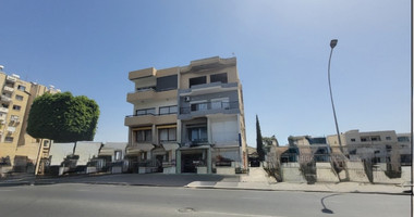 SALE: INVESTMENT OPPORTUNITY- BUILDING  ON COMMERCIAL AVENUE WITH SHOPS AND APARTMENTS