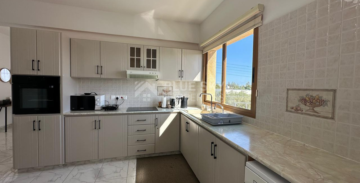 Modern Three-Bedroom Apartment for RENT in Mesa Geitonia