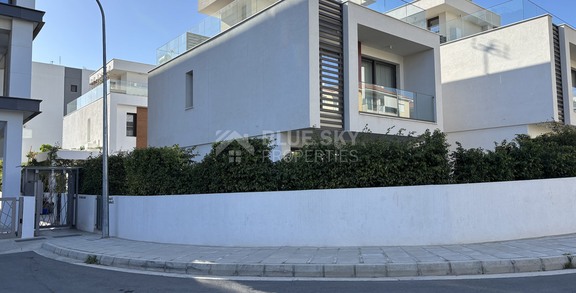 Fully Furnished Semi-Detached House in Mesa Geitonia For Rent