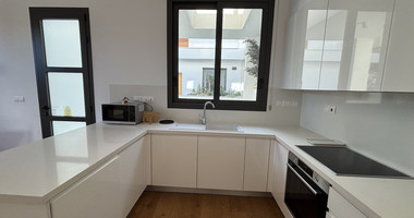 Fully Furnished Semi-Detached House in Mesa Geitonia For Rent