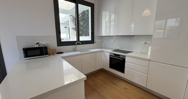 Fully Furnished Semi-Detached House in Mesa Geitonia For Rent