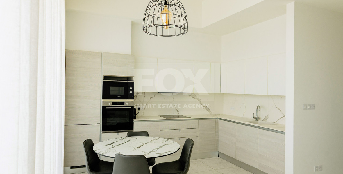 Modern Two-Bedroom Apartment with Communal Pool & Gym in Mesa Geitonia –