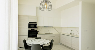 Modern Two-Bedroom Apartment with Communal Pool & Gym in Mesa Geitonia –