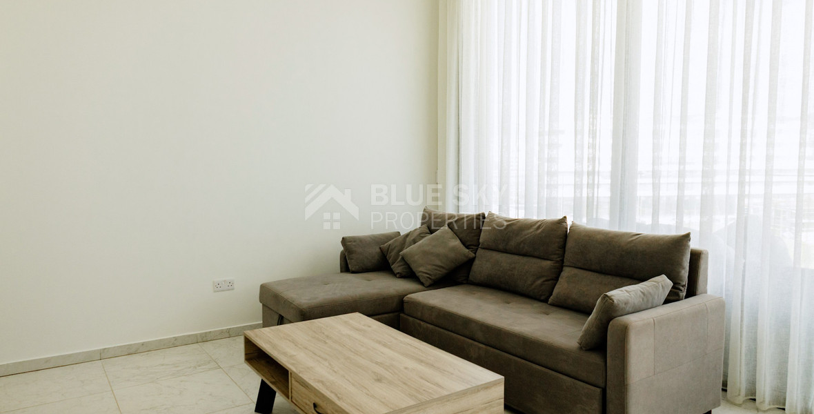 Modern Two-Bedroom Apartment with Communal Pool & Gym in Mesa Geitonia –