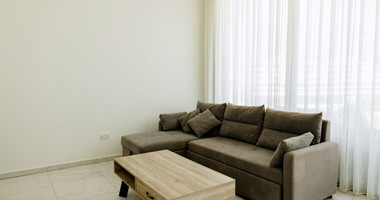 Modern Two-Bedroom Apartment with Communal Pool & Gym in Mesa Geitonia –