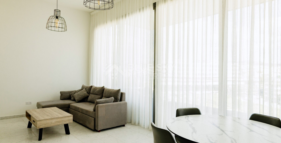 Modern Two-Bedroom Apartment with Communal Pool & Gym in Mesa Geitonia –