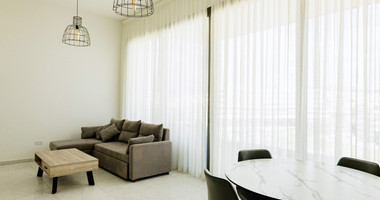 Modern Two-Bedroom Apartment with Communal Pool & Gym in Mesa Geitonia –