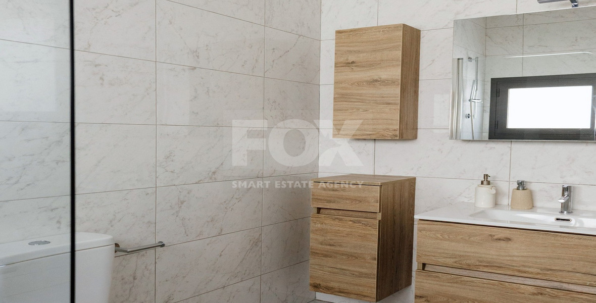 Modern Two-Bedroom Apartment with Communal Pool & Gym in Mesa Geitonia –