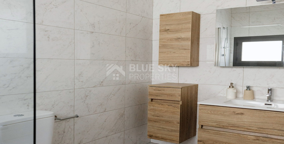 Modern Two-Bedroom Apartment with Communal Pool & Gym in Mesa Geitonia –